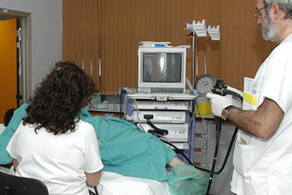 Realización de una colonoscopia en el Complejo Hospitalario de Soria. / ÁLVARO MARTÍNEZ-