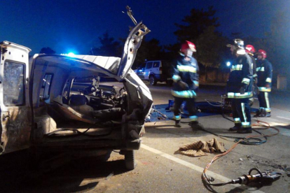 Estado en el que quedó el vehículo tras el choque-Bomberos Diputación