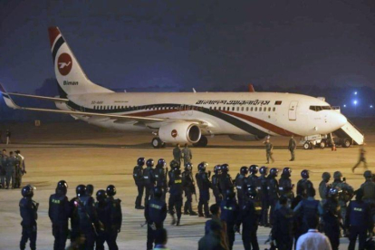 Un avión de la aerolínea Biman Bangladesh tras ser liberado de un intento de secuestro.-EPA