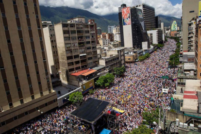 Miles de personas asisten a la manifestación 'Toma de Caracas'.-EL PERIÓDICO