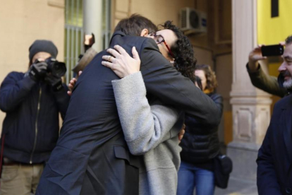 El emotivo abrazo entre Carles Mundó y Marta Rovira en la prisión de la Model.-ALBERT BERTRAN