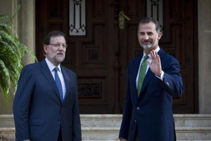 El Rey y Rajoy, antes de la reunión que mantuvieron este viernes en el palacio de Marivent.-AFP / JAIME REINA