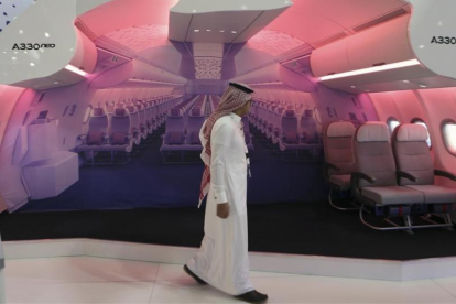 Interior del nuevo Airbus A330 en la feria Airshow de Dubai.-AP / KAMRAN JEBREILI