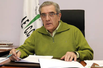 Fernando Ligero, presidente de la Aecc de Soria,ayer, en las dependencias que la asociación posee en la avenida Duques de Soria de la capital. / VALENTÍN GUISANDE-