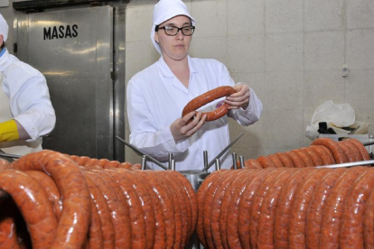 Verónica García muestra una selección de chorizos en el secadero de la empresa que se han elaborado sin aditivos químicos.-VALENTÍN GUISANDE