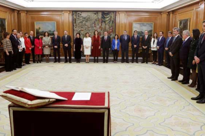 Los nuevos ministros de Pedro Sánchez prometen su cargo ante el Rey.-EMILIO NARANJO / EFE