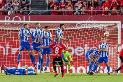 Salva Sevilla lanza una falta en el partido de este domingo ante el Depor-EFE