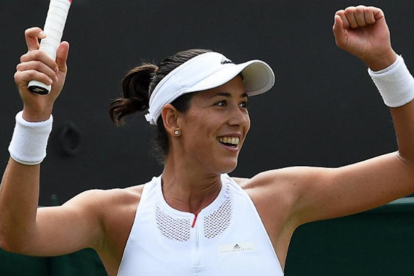 Muguruza celebra su victoria en Wimbledon.-FACUNDO ARRIZABALAGA / EFE