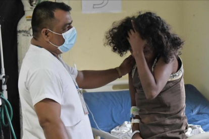 Una mujer afectada por el terremoto recibe asistencia médica en un hospital improvisado en Ecuador.-RODRIGO BUENDIA
