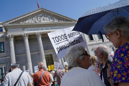 Manifestación de pensionistas frente al Congreso de los Diputados.-JOSE LUIS ROCA
