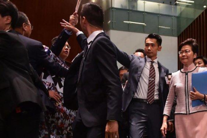 Diputados de la oposición increpan a la jefa del gobierno de Hong Kong.-AFP / ED JONES
