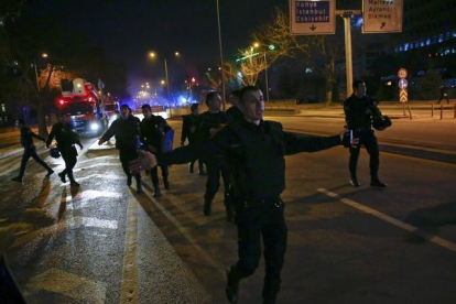 Policías turcos acordonan la zona del atentado en Ankara.-REUTERS / UMIT BEKTAS
