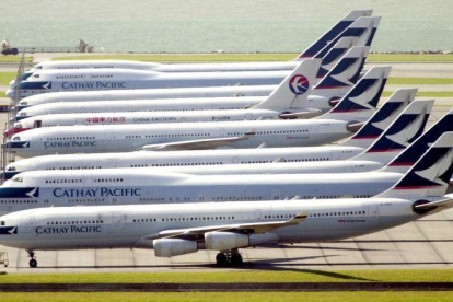 Aviones de Cathay Pacific en el aeropuerto de Hong Kong.-VINCENT YU / AP