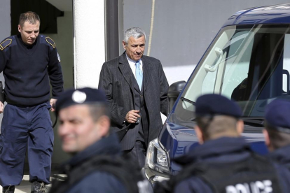 El político serbio, Oliver Ivanovic, abandonando la prisión de Mitrovica, en el norte de Kosovo. En una foto de archivo.-AP / BOJAN SLAVKOVIC