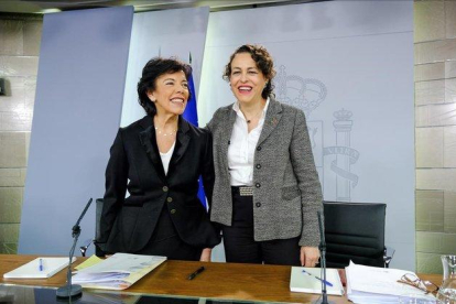 La ministra portavoz, Isabel Celaá, y la ministra de Trabajo, Magdalena Valerio, en una rueda de prensa posterior a un Consejo de Ministros en noviembre pasado.-XAUME OLLEROS