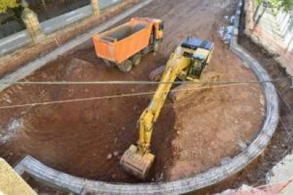 Las obras del paseo del Espolón avanzan a buen ritmo. La estructura del futuro aparcamiento está ya terminada y en las próximas semanas comenzarán las obras de peatonalización de un paseo que cambiará para siempre su aspecto.