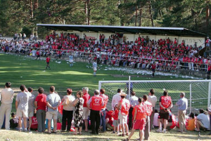 Imagen parcial del campo de El Pontón durante un partido. -
