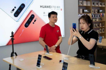 Tienda de Huawei en Pekín.-AFP / NICOLAS ASFOURI