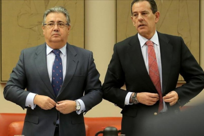 Juan Ignacio Zoido,  ministro de Interior,  junto a Rafael Merino,  durante la comparecencia en la comisión de Interior sobre asesinatos de violencia machista.-JOSÉ LUIS ROCA