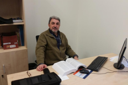 El profesor Enrique Merino en la Facultad de Educación de la Universidad de Valladolid en el campus de Segovia.-EL MUNDO