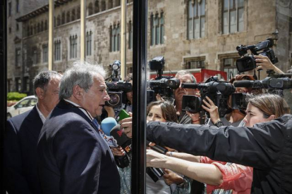 El presidente de la Diputación de Valencia atiende a los medios de comunicación frente a la Generalitat valenciana, el pasado jueves.-Foto: MIGUEL LORENZO