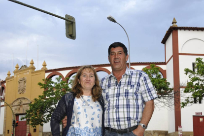 Mª José y José Antonio, junto a la plaza de toros.-VALENTÍN GUISANDE