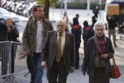 El 'expresident' Jordi Pujol y su esposa, Marta Ferrusola, a su llegada a la Ciutat de la Justícia este martes.-Foto: ALBERT BERTRAN