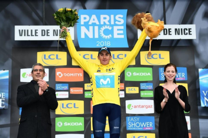 Marc Soler, de amarillo, celebra la victoria absoluta en la París-Niza.-LE TOUR
