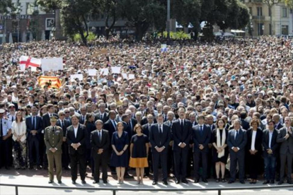 El Rey, Rajoy, Puigdemont, Colau y otras autoridades y miles de ciudadanos, durante el minuto de silencio en la plaza de Catalunya, el pasado viernes.-FERRAN NADEU