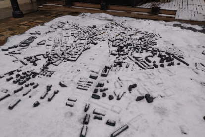La maqueta de Soria en la plaza Ramón y Cajal recibió una 'actualización' en forma de nieve. HDS