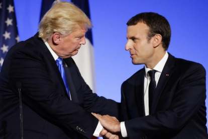 Trump y Macron se saludan tras su rueda de prensa conjunta.-MARKUS SCHREIBER / AP