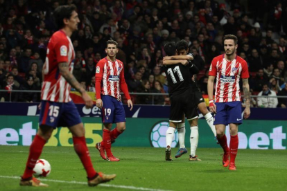 El centrocampista del Sevilla FC Jesús Navas (2d) celebra su gol, primero del equipo ante el Atlético de Madrid, durante el partido de ida de cuartos de final de la Copa del Rey que se disputa esta tarde en el estadio Wanda Metropolitano, en Madrid.-EFE