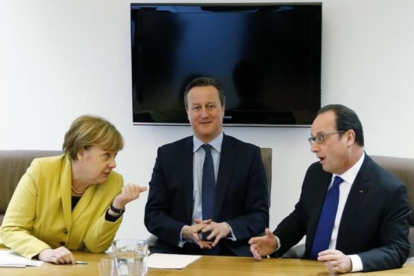 Angela Merkel con David cameron y François Hollande durante la cumbre.-AFP / FRANCOIS LENOIR
