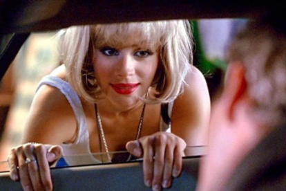 Julia Roberts, en el papel de la prostituta Vivian Ward, para el coche de un cliente, interpretado por Richard Gere.-