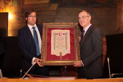 El presidente de la Diputación de León, Emilio Orejas, entrega el galardón al presidente de Asprona, José Mª. Martínez-Ical