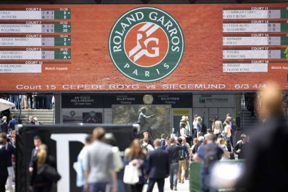 El público pasea por los alrededores de la pista Suzanne Lenglen mientras se disputan partidos de la roda previa de Roland Garros, este jueves.-Foto: AFP / MIGUEL MEDINA