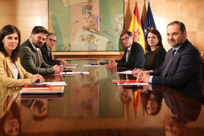 A la izquierda, los negociadores de ERC: Marta Vilalta, Gabriel Rufián y Josep Maria Jové. Frente a ellos, los del PSOE: José Luis Ábalos, Adriana Lastra y Salvador Illa.-