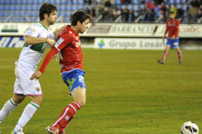 Héctor Verdés trata de frenar a Pedro durante el partido celebrado esta temporada en Los Pajaritos. / DIEGO MAYOR-