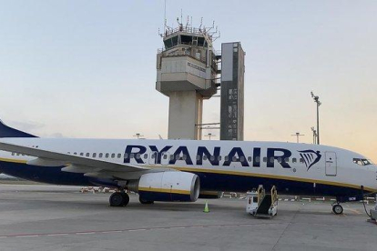 Ryanair amenaza con cerrar la base del aeropuerto de Girona.-JOSEP GARCIA (EL PERIÓDICO)