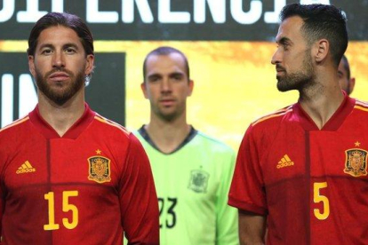 Sergio Ramos y Sergio Busquets, en primer plano, con las nuevas camisetas de la selección española.-JAVIER LIZÓN (EFE)