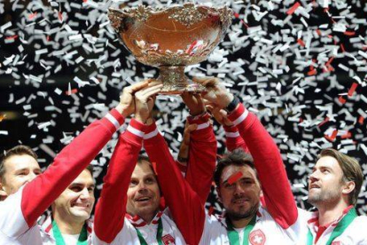 De izquierda a derecha, Marco Chiudinelli, Roger Federer, el capitán Severin Luthi, Stanislas Wawrinka y Michael Lammer, el equipo suizo de la Copa Davis, con el trofeo.-Foto: AFP / PHILIPPE HUGUEN