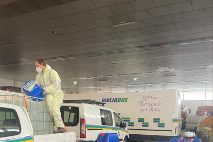 Garrafas con el producto desinfectante en instalaciones de la Diputación.HDS