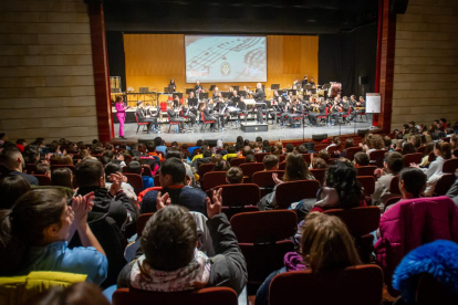 Concierto didáctico de la Banda Municipal de Música. MARIO TEJEDOR (23)