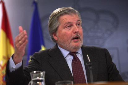 El portavoz del Gobierno, Íñigo Méndez de Vigo, en la rueda de prensa posterior al Consejo de Ministros.-DAVID CASTRO