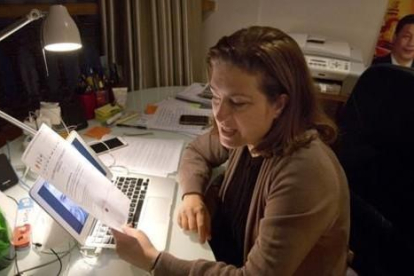 Ursula Gauthier, reportera de L'Obs, en su despacho en Pekín, este sábado.-AP / MARK SCHIEFELBEIN