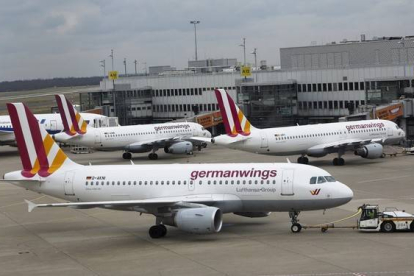 Aviones de Germanwings en el aeropuerto de Dusseldorf, a finales de marzo.-REUTERS