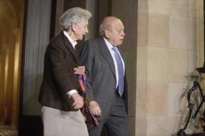 Marta Ferrusola y Jordi Pujol, en el Parlament, en febrero del 2015.-JULIO CARBÓ