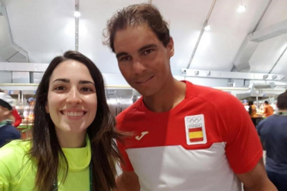 Rafael Nadal posa junto a una voluntaria de Río.-COE