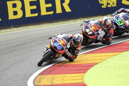 El piloto portugués Miguel Oliveira (i) (Red Bull TM Ajo) durante el Gran Premio de Aragón de Moto3 disputado hoy en el circuito turolense de Motorland.-
