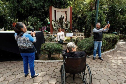 Seguidores del fallecido cantante José José visitan una estatua del artista adornada con flores.-EFE